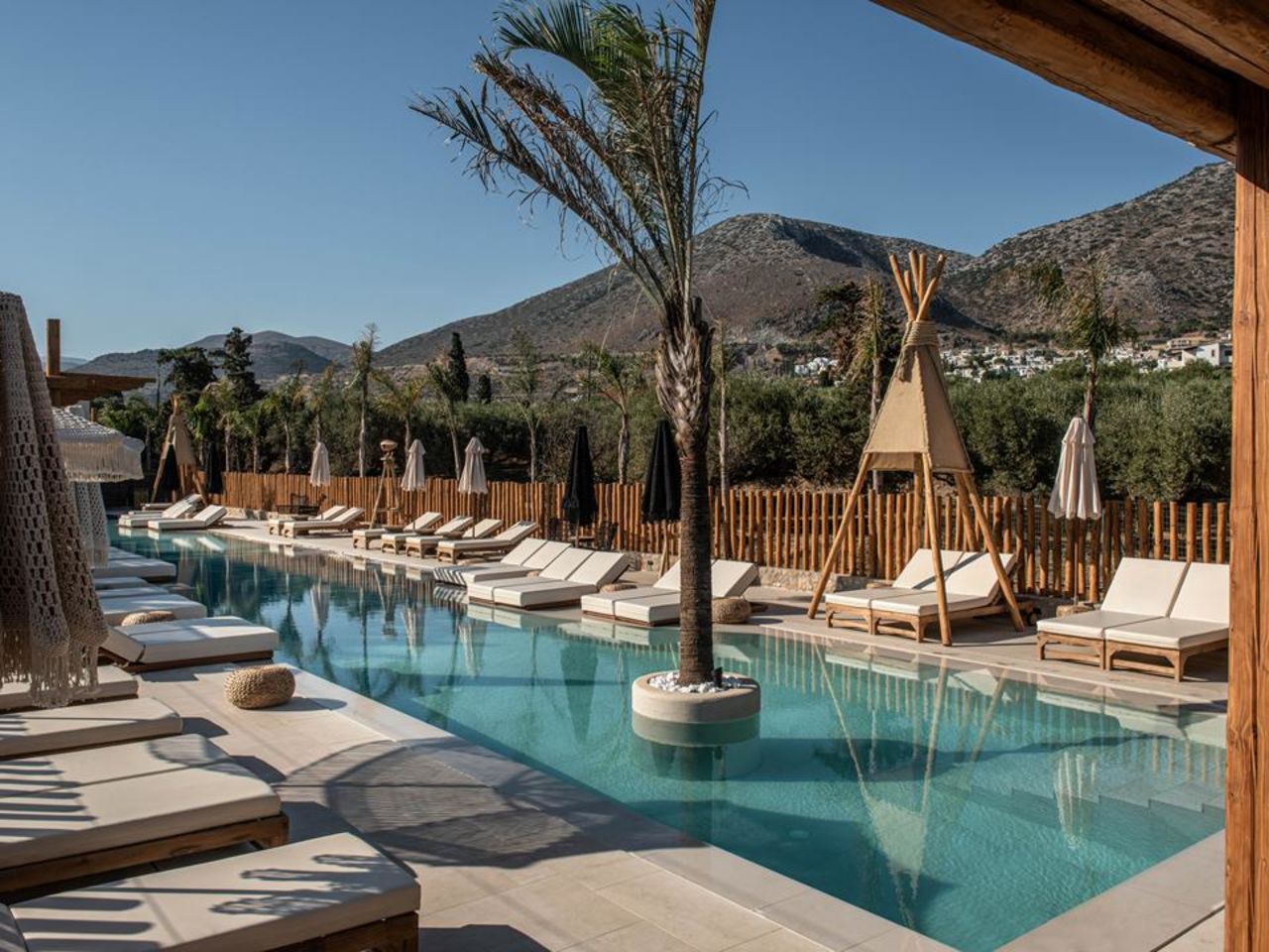 Schitterend zwembad met luxe ligbedjes bij het Hotel Indigo CASA op Kreta